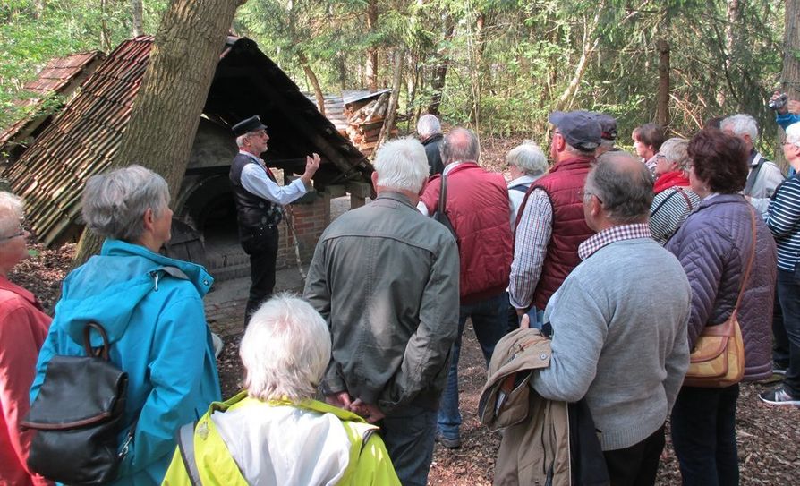 Auf dem Historischen Moorhof in Augustendorf erfuhren die Teilnehmer Interessantes über das harte Leben der Moorbauern. Foto: eb