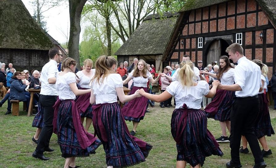 Die Frelsdorfer Landjugend tanzte während der Maifeier auf den Brink am Heimathaus. Foto: khe