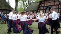 Die Frelsdorfer Landjugend tanzte während der Maifeier auf den Brink am Heimathaus. Foto: khe