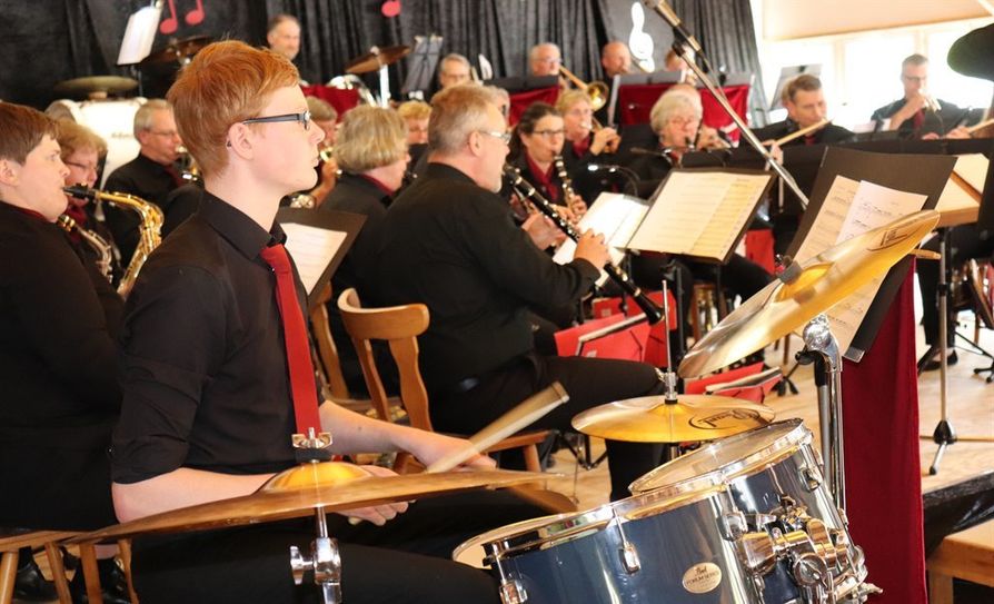 Dass ein guter Schlagzeuger ein Blasorchester bereichern kann, zeigte der 16-jährige Vincent Junge aus der Börde Lamstedt mit seinem Solo „Ich und mein Schlagzeug“. Foto: uml