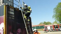 Die Kameraden steigen über den Dacheinstieg in die Brandsimulationsanlage.  Foto: khe