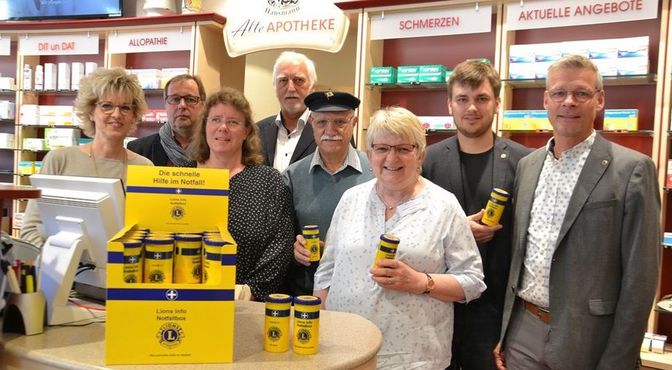 Sandra Baad, Uwe Hansmann, Alexandra Schanz, Hinrich Brandt, Kai Faouzi, Petra Möck, Niklas Daniel Bohnert und Klaus Fittschen informierten über die Lions-Notfallbox.  Foto: ui