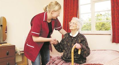 Ambulante Pflegedienste, die Menschen auf dem Land versorgen, bekommen ihren großen Aufwand nun besser vergütet. Foto: Fotolia/deanm1974