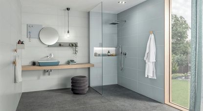 Altersgerechte, barrierefreie Badsanierung sollte mit dem Fachmann vor Ort besprochen und individuell geplant werden. Foto: Villeroy &amp; Boch Fliesen/Deutsche Fliese/akz-o