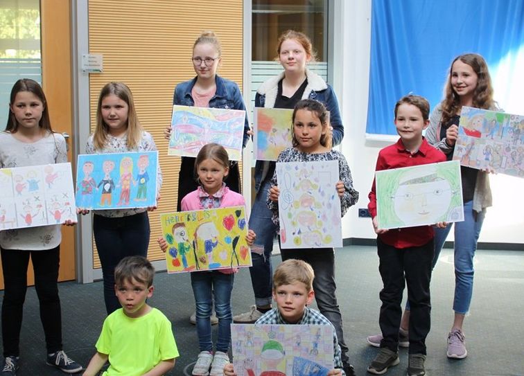 Ausgezeichnet: die Gewinner/innen des Jugendwettbewerbs „jugend creativ“ auf Ortsebene mit ihren Werken.  Foto: pvio