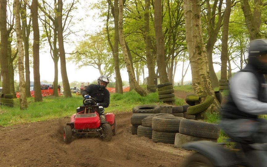 Scharf um die Kurve: die Treckerrennsaison ist am 1. Mai eröffnet worden.  Foto: eb