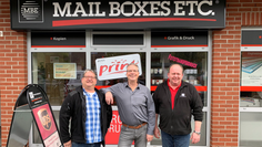 Michael Lengert, Jens Raczkowski von PC Home &amp; Business Service mit Dirk Lange, Inhaber von Mail Boxes Etc. (v.lin.re.).  Foto: eb