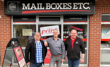 Michael Lengert, Jens Raczkowski von PC Home & Business Service mit Dirk Lange, Inhaber von Mail Boxes Etc. (v.lin.re.). Foto: eb