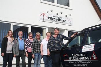 Tanja Spatz, Leitung Pflegedienst, Michael Murn mit Frau Sylvia Murn, Ivonne Jag, Geschäftsführerin, Bianka Meierdierks und Kerstin Dürrschmidt, beide Leitung Pflegedienst (v.l.). Foto:Wrissenberg