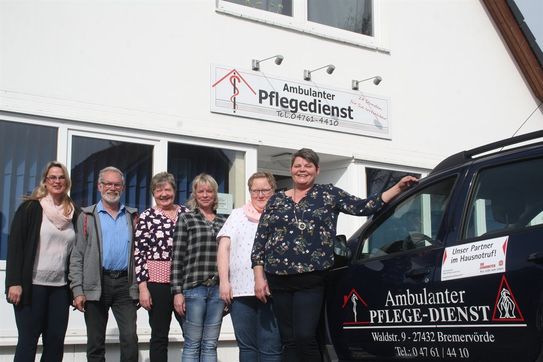 Tanja Spatz, Leitung Pflegedienst, Michael Murn mit Frau Sylvia Murn, Ivonne Jag, Geschäftsführerin, Bianka Meierdierks und Kerstin Dürrschmidt, beide Leitung Pflegedienst (v.l.). Foto:Wrissenberg