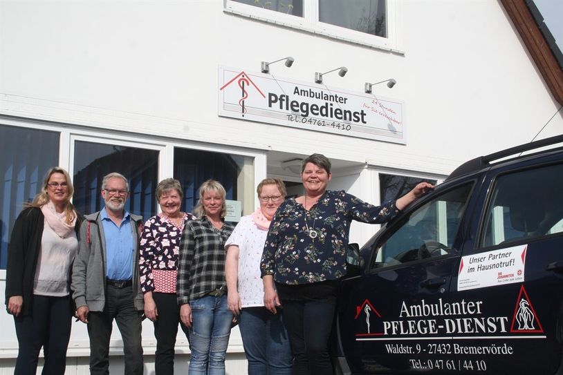 Tanja Spatz, Leitung Pflegedienst, Michael Murn mit Frau Sylvia Murn, Ivonne Jag, Geschäftsführerin, Bianka Meierdierks und Kerstin Dürrschmidt, beide Leitung Pflegedienst (v.l.). Foto:Wrissenberg
