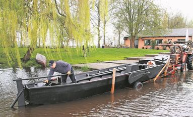 Die Adolphsdorfer Torfkahnschipper ließen am 27. April ihre Kähne in die Hamme. Sieben Kähne liegen in Neu Helgoland, einer bei Tietjens Hütte. Foto: mr/Archiv