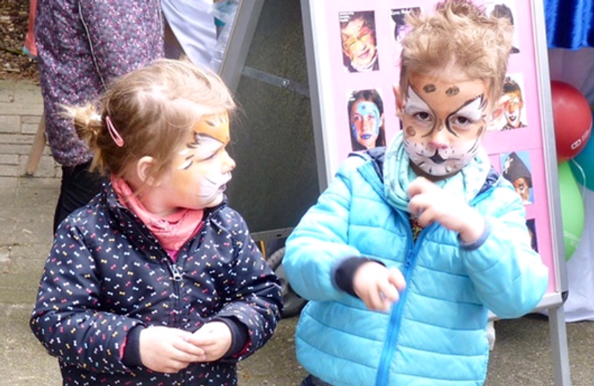 Der große Drehleiterwagen der Feuerwehr war der absolute Magnet auf dem Fest. Um Nachwuchs mussten sich die Feuerwehrleute nicht sorgen (oben). Sam und Lucie verwandelten sich beim Kinderschminken ganz schnell ins Lieblingstier. 
 Fotos: aklü