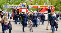 Der große Drehleiterwagen der Feuerwehr war der absolute Magnet auf dem Fest. Um Nachwuchs mussten sich die Feuerwehrleute nicht sorgen (oben). Sam und Lucie verwandelten sich beim Kinderschminken ganz schnell ins Lieblingstier. 
 Fotos: aklü