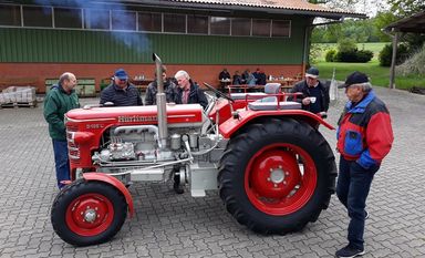 Wahre Begeisterungsstürme löste der Hürlimann Trecker bei den „Oldtimerfeunden Ostereistedt und Umgebung“ aus. Foto: eb
