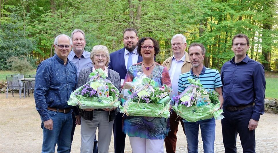Der Vorstand des Gewerbe-und Verschönerungsverein Beverstedt gratulierte den Gewinnern, Edelgard Rathjen, Brigitte Marwede und Ingo Eden (v.l.). Foto: khe