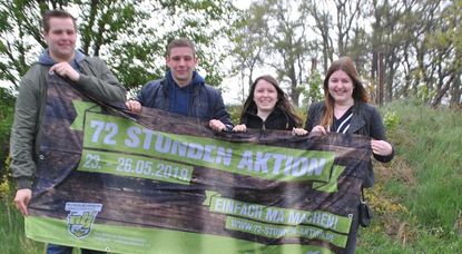 Der Vorstand der Landjugend Hollner Halbstarken, Gero Tiedemann, Niklas Miesner, Saskia Meyer und Erja Söhl, zeigten trotz des schlechten Wetters Flagge und freuen sich über ihre erneute Teilnahme an der 72-Stunden-Aktion. Foto: uml