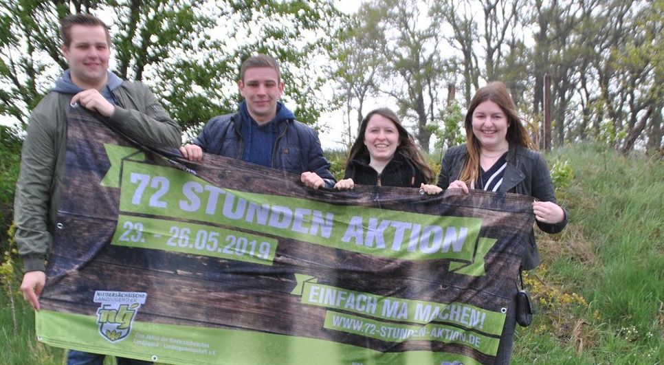 Der Vorstand der Landjugend Hollner Halbstarken, Gero Tiedemann, Niklas Miesner, Saskia Meyer und Erja Söhl, zeigten trotz des schlechten Wetters Flagge und freuen sich über ihre erneute Teilnahme an der 72-Stunden-Aktion. Foto: uml