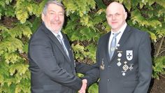 Der zweite Vorsitzende, Hans Hörth (links), gratulierte dem Vorsitzenden Frank Steffens zur Königswürde. Foto: uml