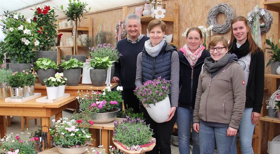 Freuen sich auf den Sonderverkauf anlässlich des 25-jährigen Firmenjubiläums: Firmeninhaber Henry Krüger-Rieks und die Mitarbeiterinnen Yvonne Flathmann, Jasmin Böttjer, Bianca Ohlandt und Davina Wolters (v,l.).  Foto: ue