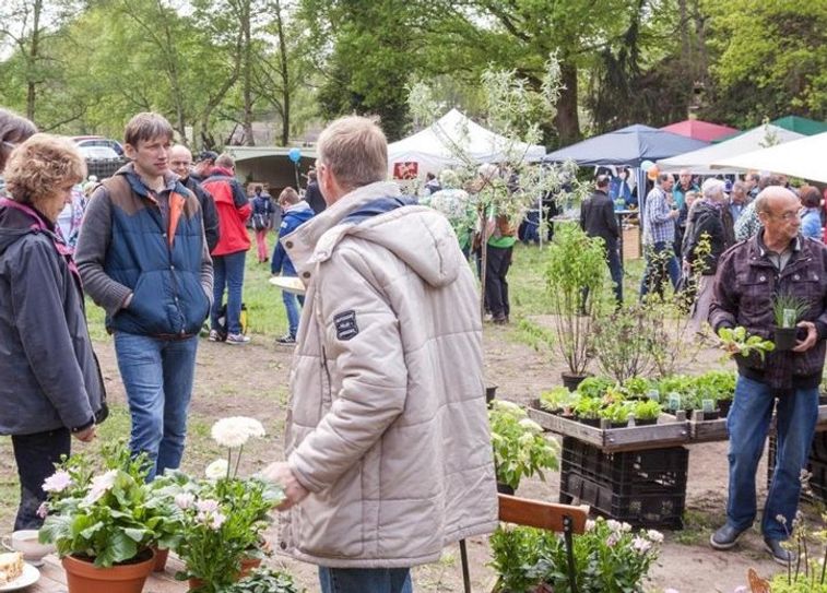 Buntes Treiben: Das Hoffest auf dem Helmkenhof am 1. Mai war ein voller Erfolg. Foto: eb