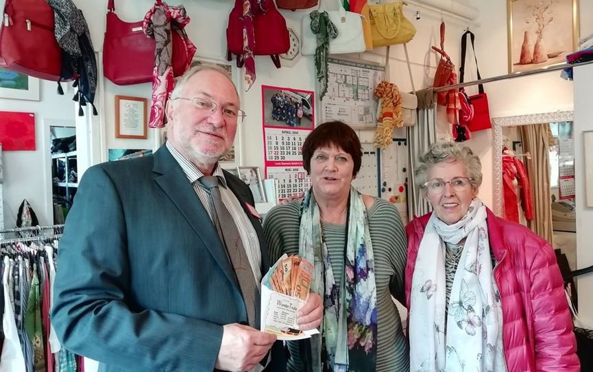 Matthias Müller, dem Hospizleiter, übergeben Magdalena Dippe, Leiterin der WunderTruhe (Mitte), und Waltraud Kleinheinz, eine engagierte Mitarbeiterin, die Spende von 1.000 Euro. Foto: eb