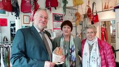 Matthias Müller, dem Hospizleiter, übergeben Magdalena Dippe, Leiterin der WunderTruhe (Mitte), und Waltraud Kleinheinz, eine engagierte Mitarbeiterin, die Spende von 1.000 Euro.  Foto: eb