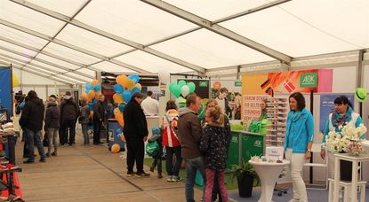 Im rund 1.000 Quadratmeter großen Ausstellungszelt hatten die Besucherinnen und Besucher der 17. Selsinger Gewerbeschau ausreichend Gelegenheit, mit dem örtlichen Handel und Handwerk ins Gespräch zu kommen.  Fotos: ue