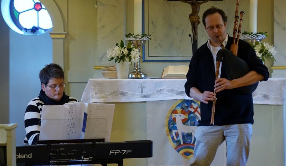 Ein ganz besonderes Stück: „Amazing Grace“ gespielt vom Simon Bellett auf dem Dudelsack und begleitet von Kathrin Bellett am Piano.  Foto: khe