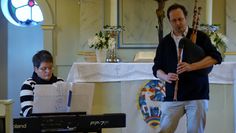 Ein ganz besonderes Stück: „Amazing Grace“ gespielt vom Simon Bellett auf dem Dudelsack und begleitet von Kathrin Bellett am Piano.  Foto: khe