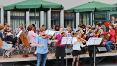 Mit Musik wird die Leiterin, Birgit Gemander, in ihren Ruhestand verabschiedet. Foto: eb