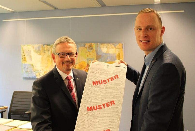 Große Auswahl: Landrat Bernd Lütjen und Wahlamtmitarbeiter Bernd Stelljes mit dem Stimmzettel der Europawahl.  Foto: pvio