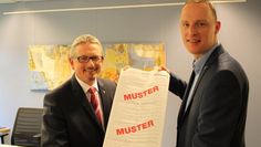 Große Auswahl: Landrat Bernd Lütjen und Wahlamtmitarbeiter Bernd Stelljes mit dem Stimmzettel der Europawahl.  Foto: pvio