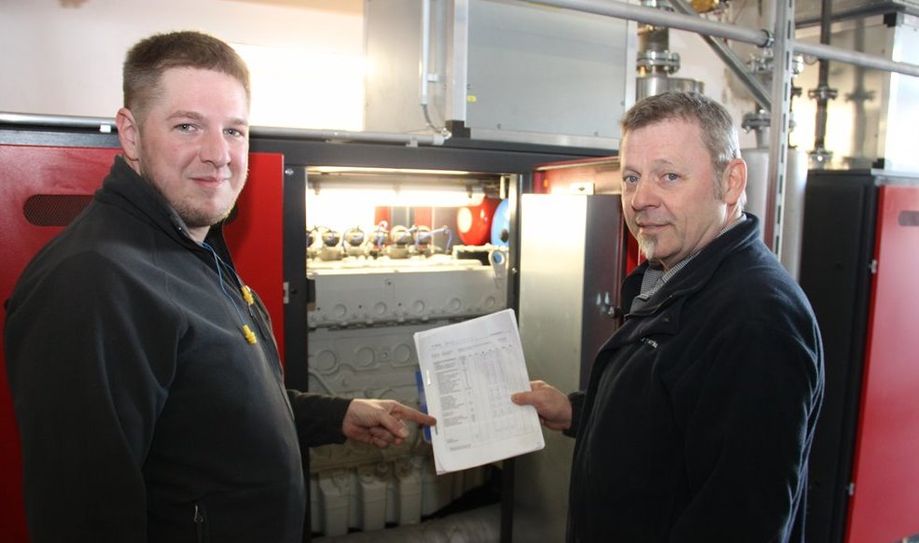 Das Blockheizkraftwerk der Kläranlage ist ein „Dauerläufer“. Versorgungs-Ingenieur Michael Lammertz (rechts) und der Elektrofachmann Christian Kreipke kümmern sich um die weitere Optimierung der Technik. Foto: eb