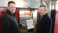 Das Blockheizkraftwerk der Kläranlage ist ein „Dauerläufer“. Versorgungs-Ingenieur Michael Lammertz (rechts) und der Elektrofachmann Christian Kreipke kümmern sich um die weitere Optimierung der Technik. Foto: eb