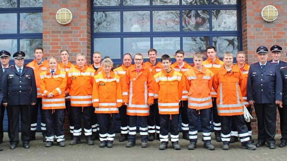 Die Feuerwehren in Geestequelle freuen sich über 15 neue Feuerwehrmänner und -frauen. Foto: eb