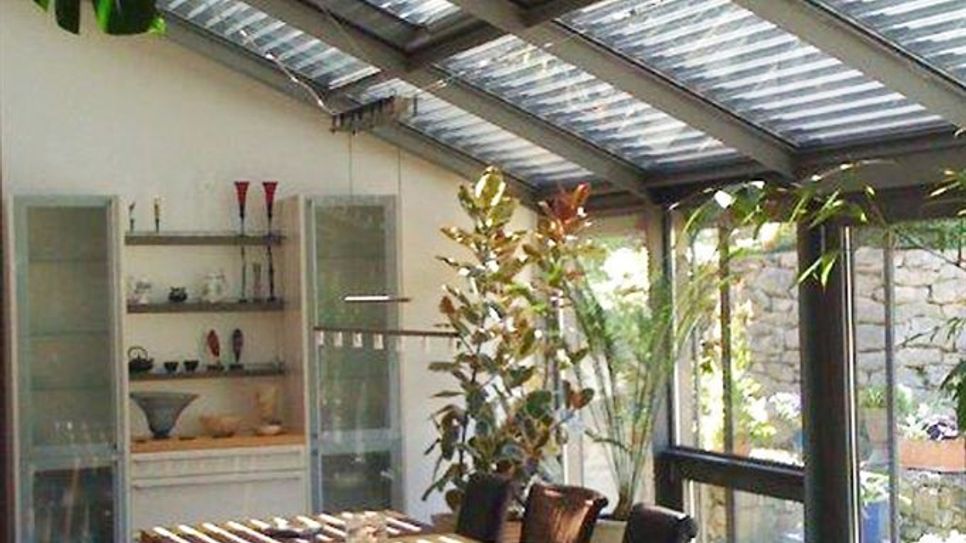 Große Glasflächen mit effektivem Sonnenschutz steigern Wert und Wohlgefühl in einer Immobilie. Foto: djd/Schanz Rollladensysteme