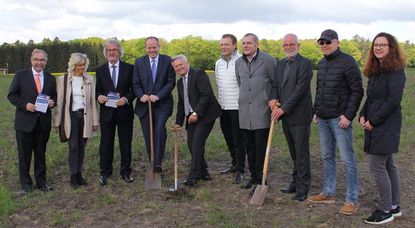 Endlich soll es mit dem zweiten Bauabschnitt des Wohngebietes Elm-Ohfeld losgehen. Im Beisein vieler Ortsratsmitglieder und Vertreter der Stadt nahmen Volksbank-Vorstand Jan Mackenberg (4.v.l.), Ortsbürgermeister Erich Gajdzik  (5.v.l.) und Volksbank-Regionaldirektor Frank Wassermann (3.v.r.) den symbolischen ersten Spatenstich vor.   Foto: ue