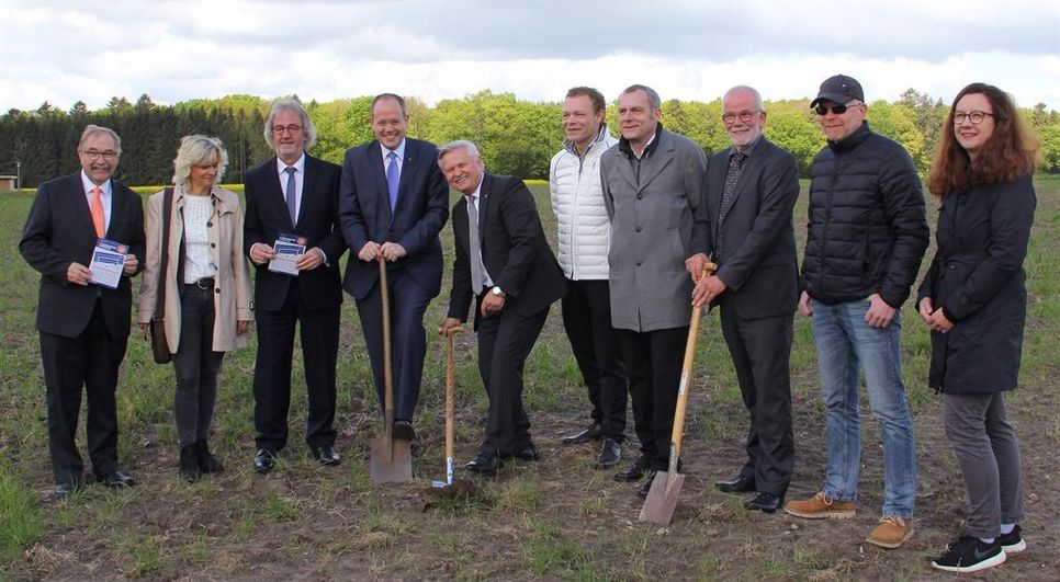 Endlich soll es mit dem zweiten Bauabschnitt des Wohngebietes Elm-Ohfeld losgehen. Im Beisein vieler Ortsratsmitglieder und Vertreter der Stadt nahmen Volksbank-Vorstand Jan Mackenberg (4.v.l.), Ortsbürgermeister Erich Gajdzik  (5.v.l.) und Volksbank-Regionaldirektor Frank Wassermann (3.v.r.) den symbolischen ersten Spatenstich vor.   Foto: ue