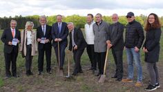 Endlich soll es mit dem zweiten Bauabschnitt des Wohngebietes Elm-Ohfeld losgehen. Im Beisein vieler Ortsratsmitglieder und Vertreter der Stadt nahmen Volksbank-Vorstand Jan Mackenberg (4.v.l.), Ortsbürgermeister Erich Gajdzik  (5.v.l.) und Volksbank-Regionaldirektor Frank Wassermann (3.v.r.) den symbolischen ersten Spatenstich vor.   Foto: ue