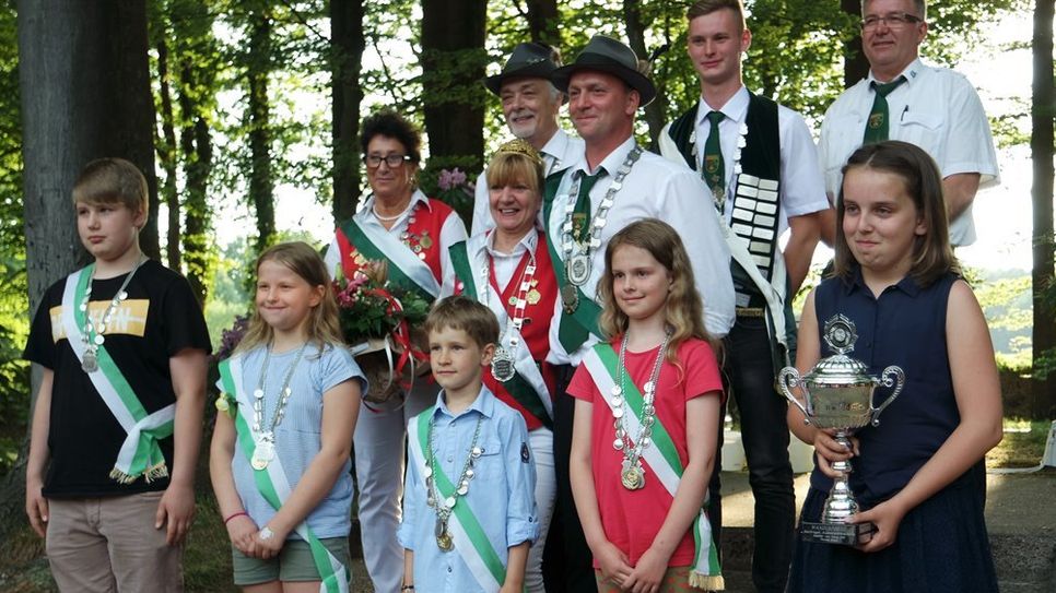 Die amtierende Königsfamilie mit König Dierk Oerding und Königin Claudia Oelkers muss am Wochenende 18. und 19. Mai ihren Titel abgeben. Foto: eb