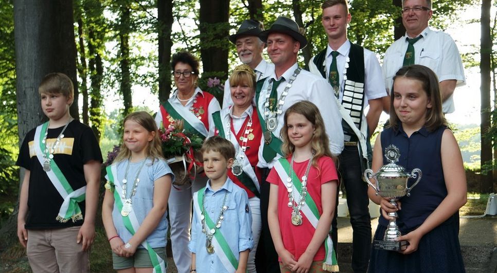Die amtierende Königsfamilie mit König Dierk Oerding und Königin Claudia Oelkers muss am Wochenende 18. und 19. Mai ihren Titel abgeben. Foto: eb