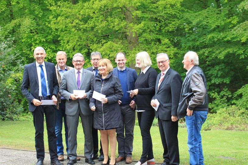 Ausgelassene Stimmung bei der symbolischen Übergabe des Reinerlöses der Klosterholz-Tombola vor dem Grün des Klosterholzes.  Foto: pvio