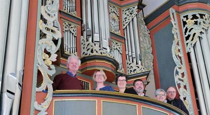 Freuen sich über die gelungene Sanierung der Erasmus-Bielfeldt-Orgel: Heinrich Grün, Freundeskreis Scharmbecker Kirchenmusik, Birgit Assmann, Volksbank Osterholz Bremervörde, Caroline Schneider-Kuhn, Kirchenkreiskantorin, Eckhart Gering, Pastor der Kirchengemeinde St. Willehadi, Superintendentin Jutta Rühlemann und Bernhard Buschmeier, Orgelbaufirma Hillebrand.  Foto: lse