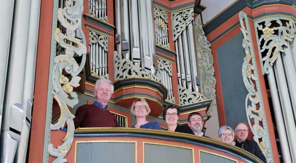 Freuen sich über die gelungene Sanierung der Erasmus-Bielfeldt-Orgel: Heinrich Grün, Freundeskreis Scharmbecker Kirchenmusik, Birgit Assmann, Volksbank Osterholz Bremervörde, Caroline Schneider-Kuhn, Kirchenkreiskantorin, Eckhart Gering, Pastor der Kirchengemeinde St. Willehadi, Superintendentin Jutta Rühlemann und Bernhard Buschmeier, Orgelbaufirma Hillebrand.  Foto: lse