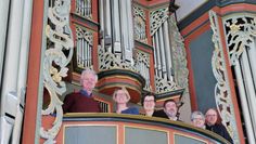 Freuen sich über die gelungene Sanierung der Erasmus-Bielfeldt-Orgel: Heinrich Grün, Freundeskreis Scharmbecker Kirchenmusik, Birgit Assmann, Volksbank Osterholz Bremervörde, Caroline Schneider-Kuhn, Kirchenkreiskantorin, Eckhart Gering, Pastor der Kirchengemeinde St. Willehadi, Superintendentin Jutta Rühlemann und Bernhard Buschmeier, Orgelbaufirma Hillebrand.  Foto: lse