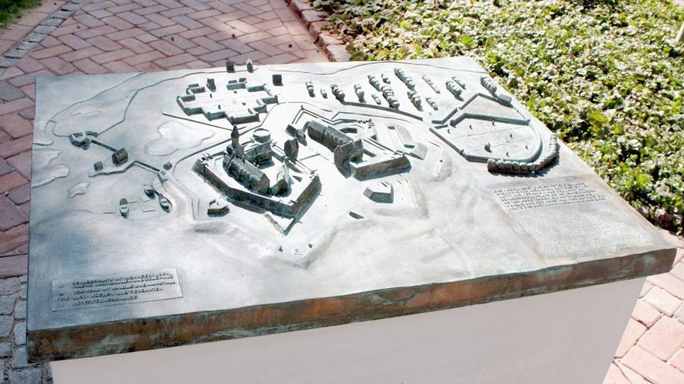 Die Geschichte des Bremervörder Schlosses lässt sich anhand des Bronzemodells vor dem Museumseingang gut darstellen. Foto: Bachmann-Museum Bremervörde