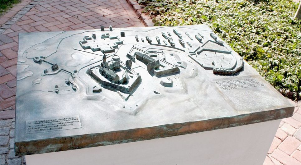 Die Geschichte des Bremervörder Schlosses lässt sich anhand des Bronzemodells vor dem Museumseingang gut darstellen. Foto: Bachmann-Museum Bremervörde