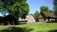 Auf dem Hostorischen Moorhof gibt es leckeren Butterkuchen und man kann den Torfstechern bei der Arbeit zu sehen. Foto: eb
