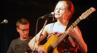 Feierte ihre Konfirmation kurzerhand mit der Familie am Festival-Mikro weiter: Friday5pm-Sängerin Emma Ziemann.  Foto: ek